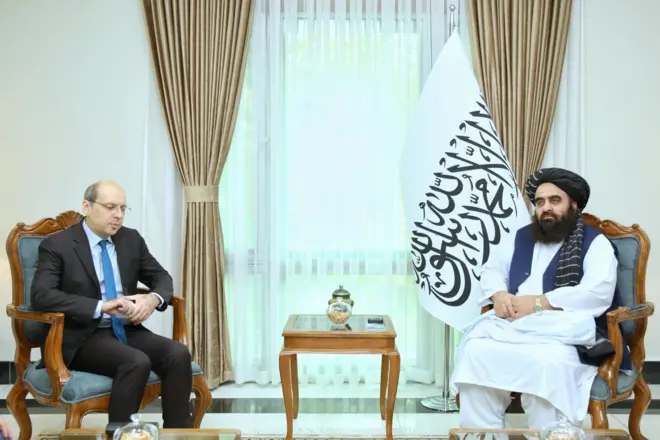 د ارشیف انځور: (له ښۍ خو) امیر خان متقي او دیمیتري ژیرنوف