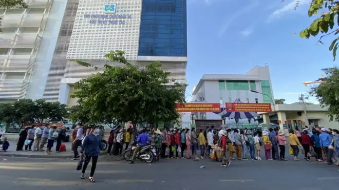 Hàng dài bệnh nhân xếp hàng trước BV 