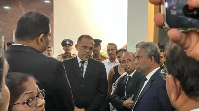 නීතිපති පාරින්ද රණසිංහ නීතිඥයින් පිරිස සමග කතාබහ කරමින්