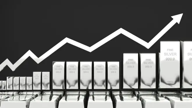 Gümüş külçeleri ve üzerlerinde bir artış grafiği