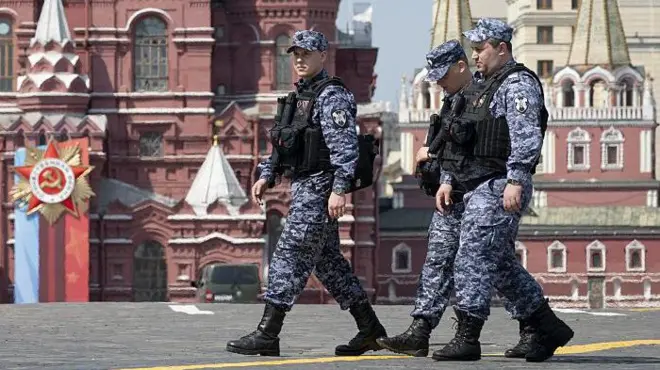 Militares caminando por Moscú