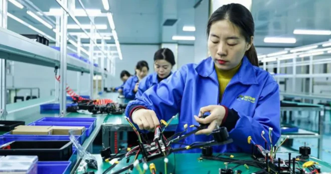 የፋብሪካ ሠራተ ኛሴት በሥራ ላይ