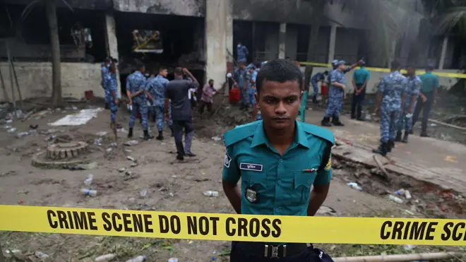 El edificio donde se estrelló el avión en Bangladesh.