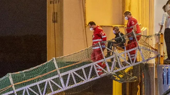 Geo Barents gemisinden indirilen bir mülteci