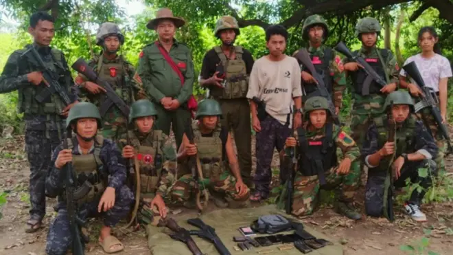 မုံရွာမြို့နယ် ပလဖအဖွဲ့ဝင်တချို့ (ပုံဟောင်း)