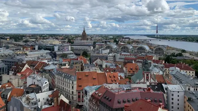 Pogled na Rigu sa tornja crkve Svetog Petra u starom delu grada, Riga, Letonija, panorama Rige