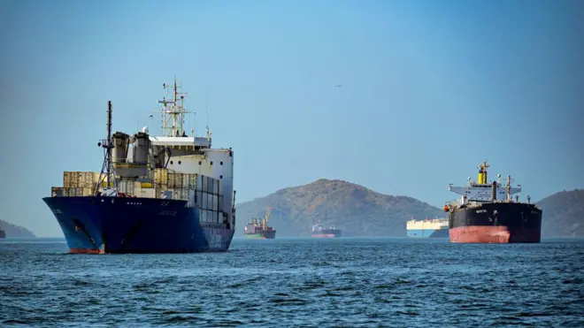 Buques de carga en el Canal de Panamá.