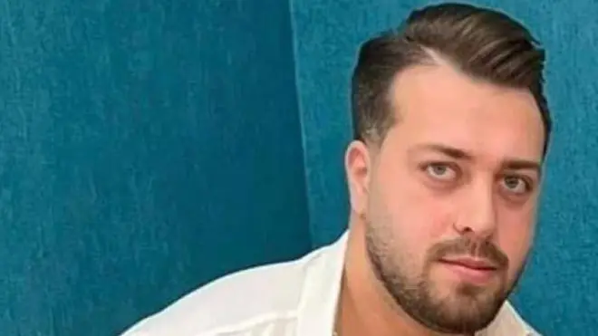 گزارش های دریافتی از ایران می گوید مهران سماک ۲۷ ساله در داخل اتومبیل خود بوده و بر اثر شلیک مستقیم گلوله به سرش جان باخته 