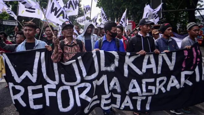 Petani dan aktivis Wahana Lingkungan Hidup (Walhi) Provinsi Sumsel menggelar unjuk rasa pada Hari Petani di Palembang 