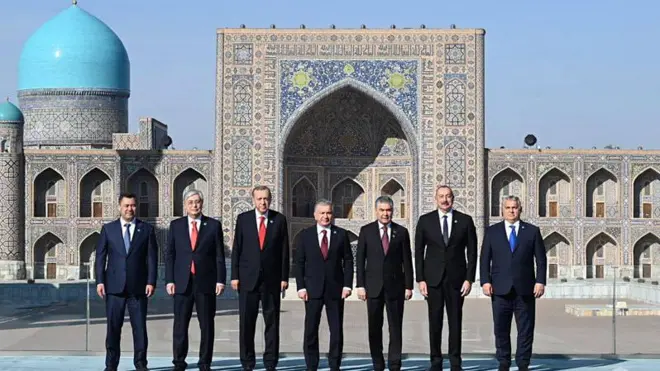 اردوغان در ازبکستان رجبطیب اردوغان رییس جمهور ترکیه در سفرش به ازبکستان در ماه نوامبر با سران عضو سازمان کشورهای ترک