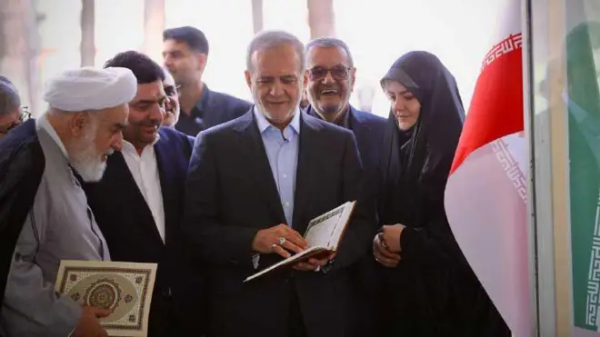 ورود مسعود پزشکیان به نهاد ریاست جمهوری