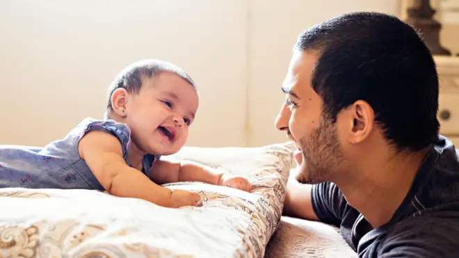 मुलीशी खेळताना वडील 