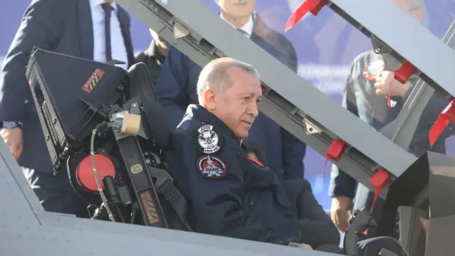 اردوغان در حال بازدید از طرح جنگنده بومی نسل پنجم ترکیه به نام قاآن