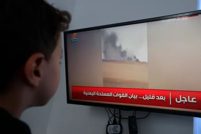 طفل يشاهد بثاً تلفزيونياً حول آخر التطورات في الصراع اليمني، في صنعاء، اليمن، 6 أغسطس/آب 2026. 