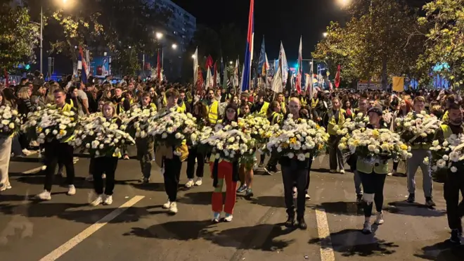 Studenti nose cveće za novosadske žrtve