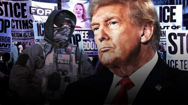 Трамп и сотрудник ICE на фоне плакатов протестующих против миграционной политики США. 