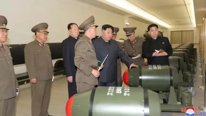 မြောက်ကိုးရီးယားနိုင်ငံပိုင် မီဒီယာတွေမှာ နည်းဗျူဟာမြောက် နျူကလီးယားလက်နက်တွေလို့ ဖော်ပြနေတဲ့ လက်နက်တွေနဲ့ အတူ ကင်ဂျုံအွန်းကို တွေ့ရစဥ် 