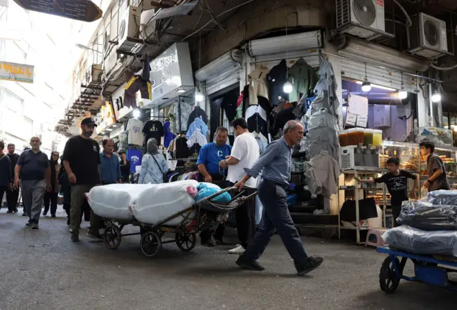 باعة في سوق طهران الكبير في العاصمة الإيرانية