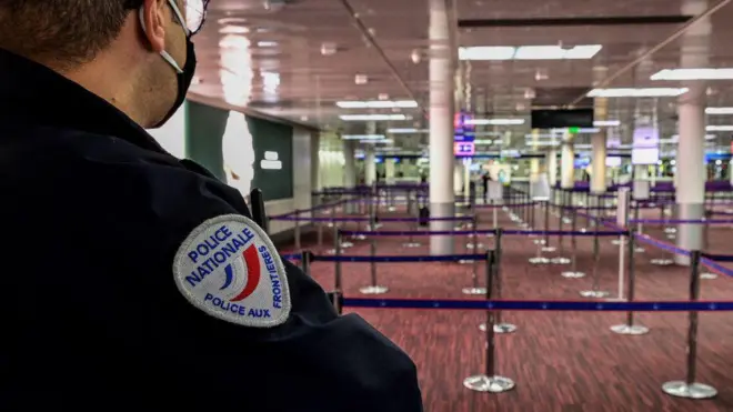 Полицейский в аэропорту «Париж — Шарль-де-Голль»