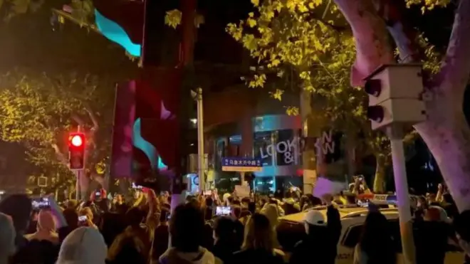 Çin'de sokakta gösteri yapanlar 