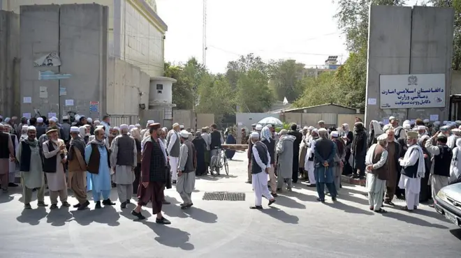 
د مالیې وزارت مستوفیت مخې ته یو شمېر راټول شوي کسان.