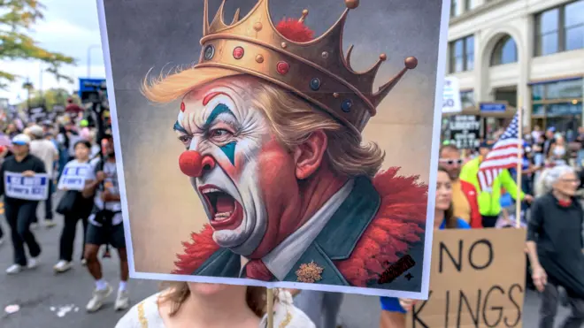 Портрет Трампа в короне и макияже клоуна на протесте «Нет королям!» в Чикаго