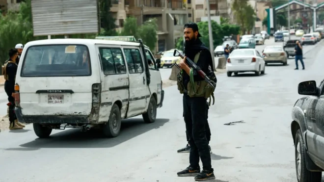 أرشيفية تظهر قوات الأمن السورية المنتشرة في صحنايا، سوريا، بعد اشتباكات دامية مع مسلحين دروز