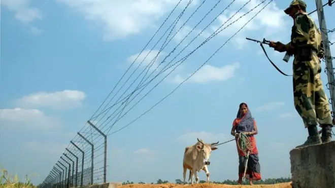 বিএসএফকে পারমিট দেখিয়ে বেড়া পেরোতে যাচ্ছেন একজন গ্রামবাসী