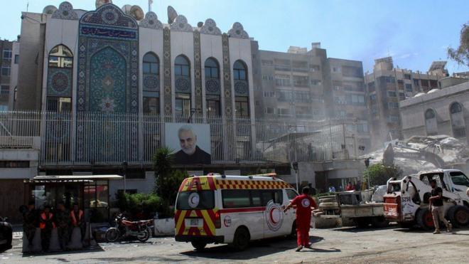 آثار الغارة الجوية على مبنى القنصلية الإيرانية في العاصمة السورية دمشق