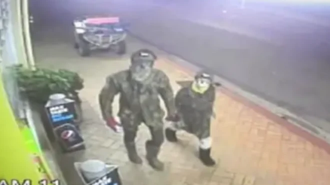 Imagens de CCTV (câmeras de segurança) flagraram Phillips com um de seus filhos tentando arrombar uma loja em Piopio.