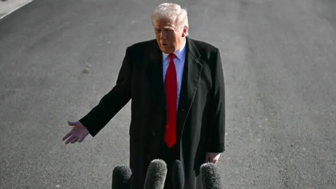 تحدث الرئيس الأمريكي دونالد ترامب إلى الصحافة في طريقه للصعود على متن طائرة "مارين ون" أثناء مغادرته الحديقة الجنوبية للبيت الأبيض في واشنطن العاصمة، في 13 يناير/كانون الثاني 2026. 