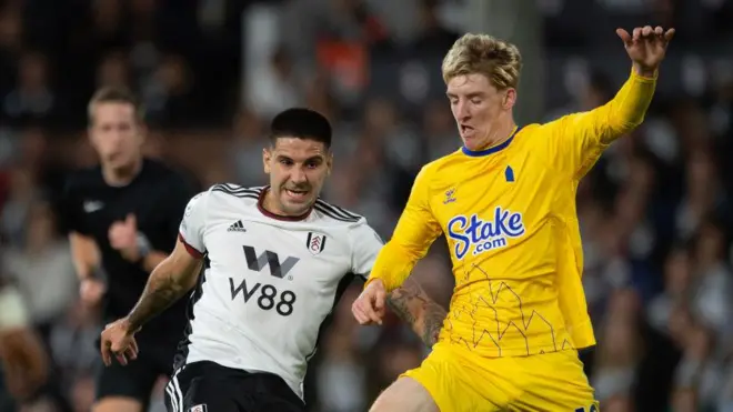 Fulham melawan Everton di Liga Premier pada Oktober 2022, kedua tim disponsori oleh perusahaan perjudian yang terdaftar di luar Inggris.