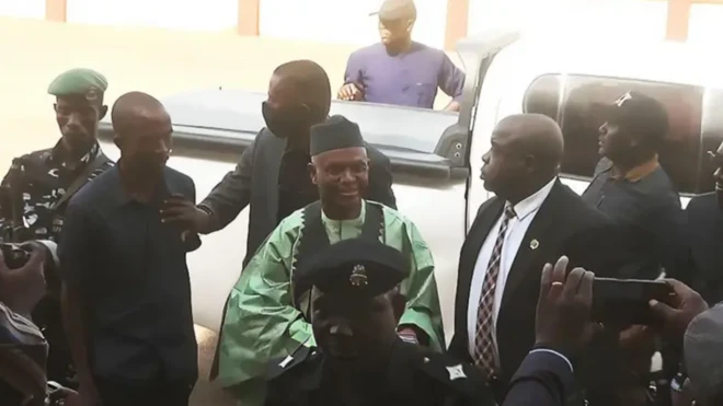 Nasir El-Rufai wọ agbada pẹlu fila 