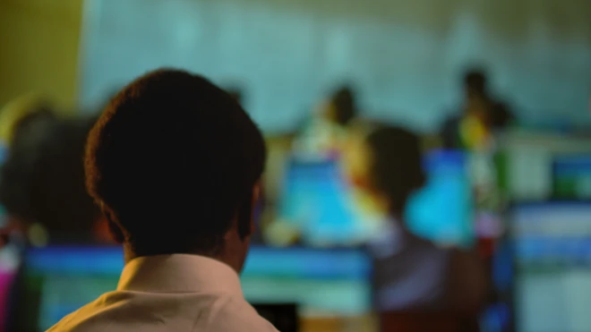 Imitwe y'abana b'banayafrika bariko bariga ubarabiye inyuma aho umwe ariko araraba kuri ordinateur. Bose nta n'umwe amenyekana. 