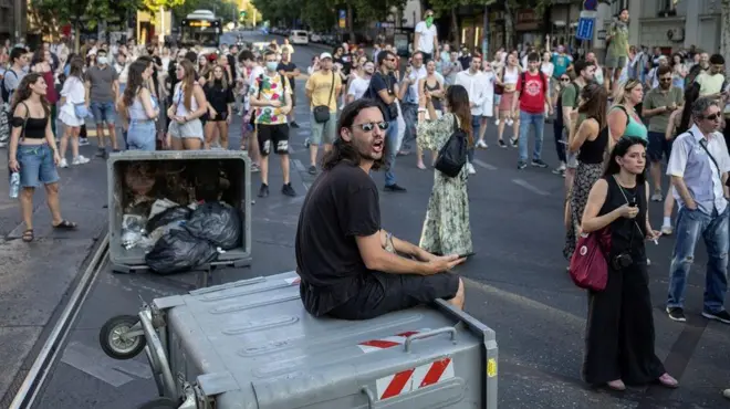 mladi na protestu