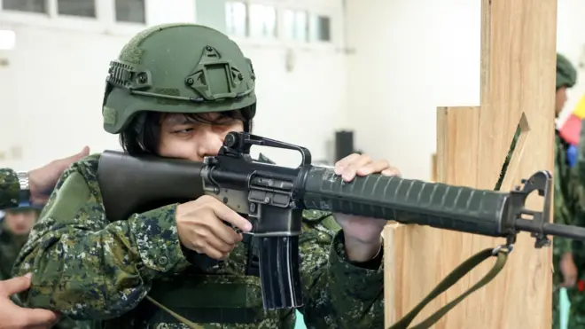 Тайваньский солдат с ружьем