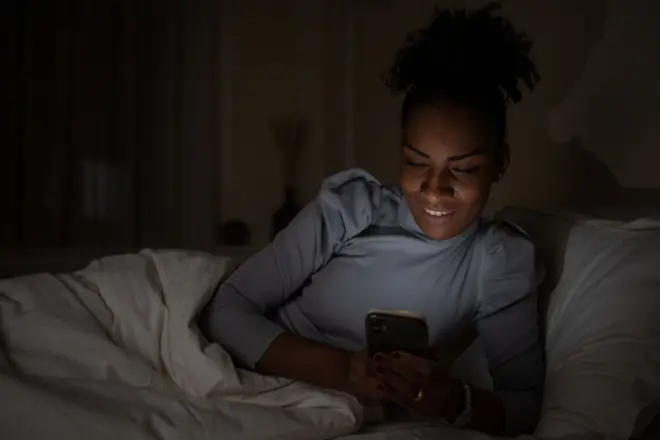 Femme avec son téléphone