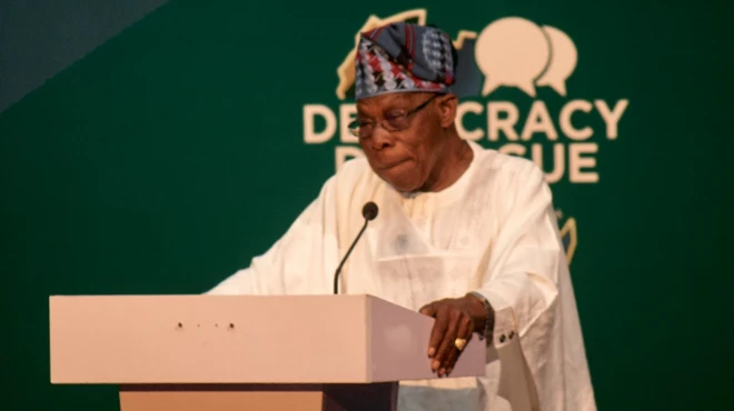 Aarẹ Naijiria tẹlẹ, Olusegun Obasanjo, wọ agbada funfun pẹlu fila lori