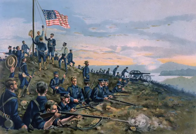 Soldados do 1º Batalhão de Fuzileiros Navais hasteiam a bandeira americana em Guantánamo, Cuba.