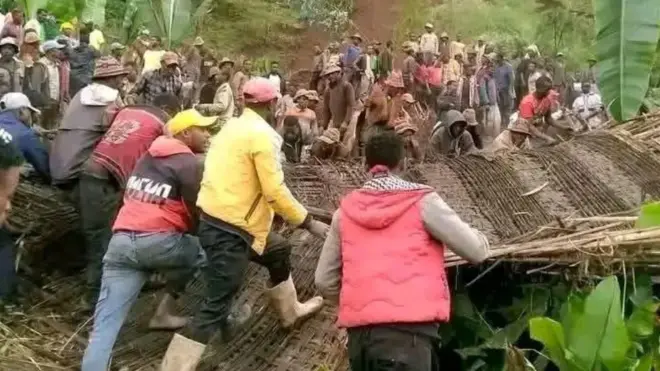 በጋሞ ዞን ሦስት ወረዳዎች በደረሰ የመሬት መንሸራተት አደጋ የጠፉ ሰዎች ቁጥር 128 ሲደርስ እስካሁን ድረስ የ64 ሰዎች አስከሬን ተገኝቷል