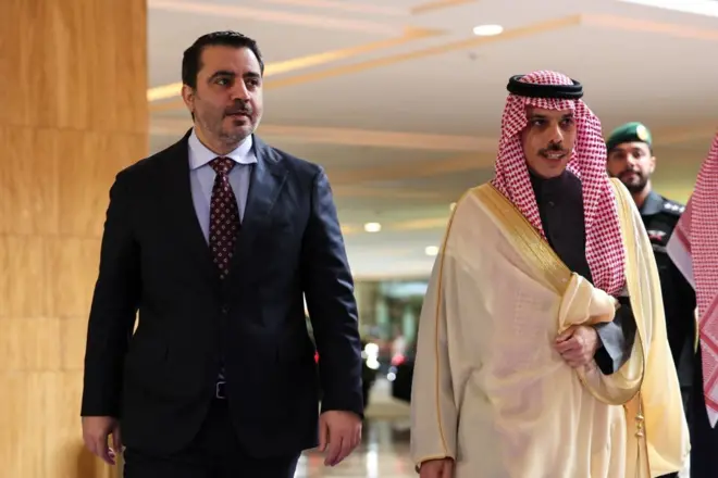 وزير الخارجية السعودي فيصل بن فرحان (يمين) ونظيره السوري أسعد الشيباني في الرياض.