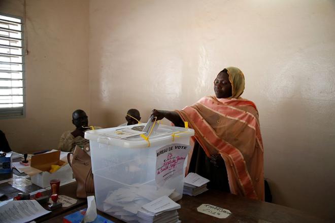 Une citoyenne  sénégalaise vote pour l’élection présidentielle du 24 février 2019 à Dakar.