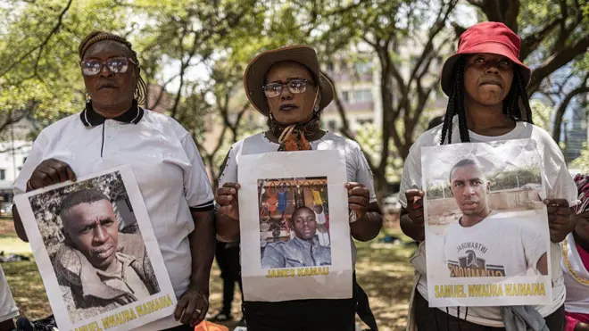 Родственники кенийских граждан, призванных в российскую армию в Украине, позируют с фотографиями своих близких во время молитвы и мирной демонстрации с требованием принять срочные меры по репатриации их родственников, Найроби, 19 февраля 2026 года.