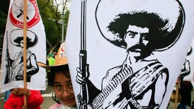 una pancarta con la imagen de Emiliano Zapata