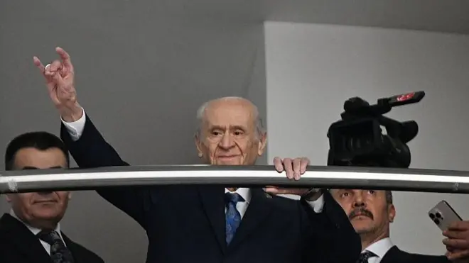 Devlet Bahçeli MHP merkezinde partilileri bozkurt işaretiyle selamlarken