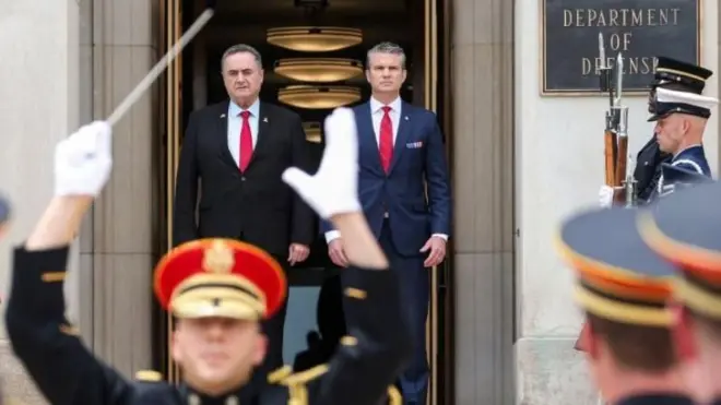 له ښۍ خوا د امريکا دفاع وزير پيټ هګسېټ د امريکا دفاع وارت کې له خپل اسرائيلي سيال اسرائيل کاتس سره