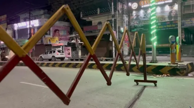 हल्द्वानी में बनभूलपुरा की ओर जाने वाली सड़क पर लगा अवरोधक