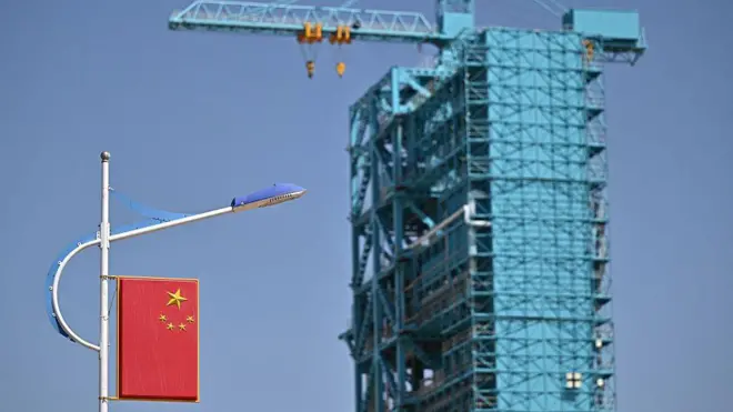 Ракета-носитель Long March-2F с космическим кораблем «Шэньчжоу-20» в строительных лесах на стартовой площадке за день до запуска корабля «Шэньчжоу-20» в Центре запуска спутников Цзюцюань в пустыне Гоби на северо-западе Китая