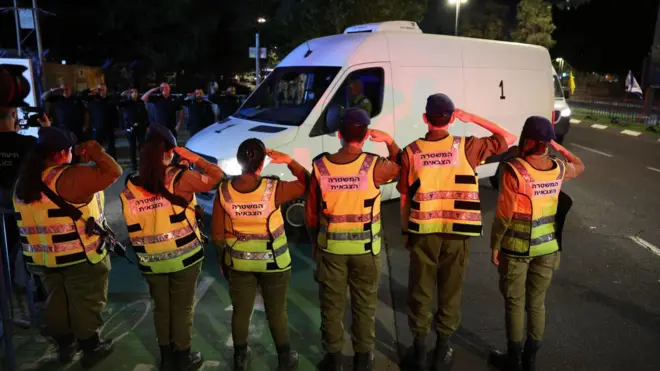 Израильские военные встречают конвой с телом заложника в Тель-Авиве