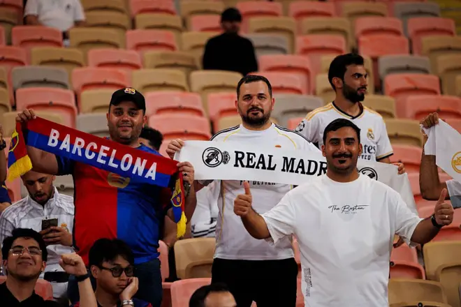 مشجعون لريال مدريد وبرشلونة في مدرج